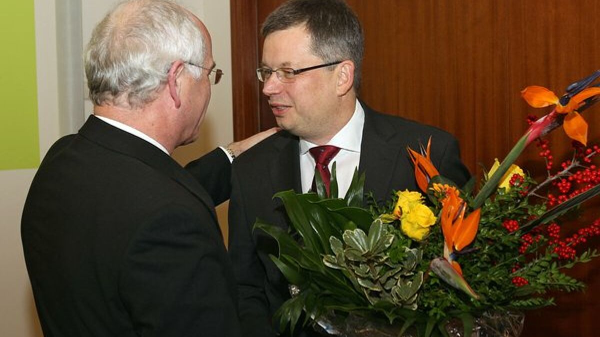 Der amtierende Braunschweiger Landesbischof Friedrich Weber gratuliert dem  neuen Landesbischof Christoph Meyns zur Wahl.