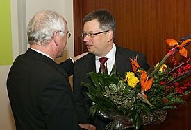 Der amtierende Braunschweiger Landesbischof Friedrich Weber gratuliert dem  neuen Landesbischof Christoph Meyns zur Wahl.