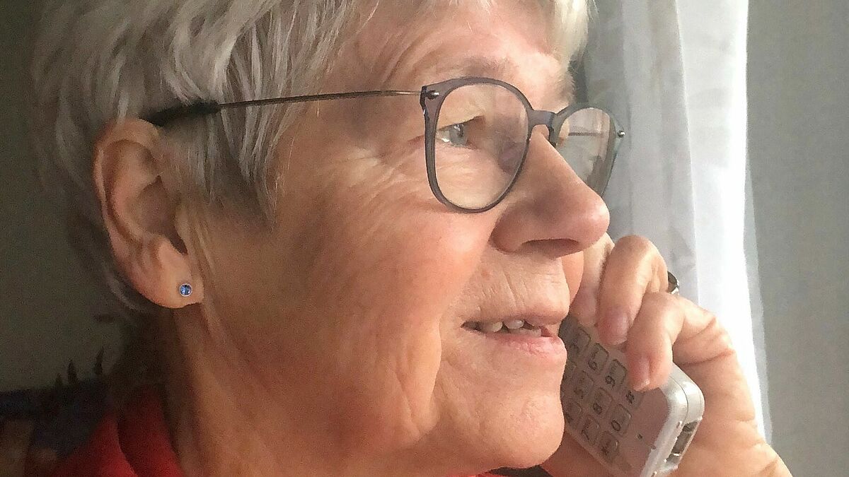 Erika Ruminki ist eine der ehrenamtlichen Grünen Damen, die in Hagenow Telefondienst leistet. 