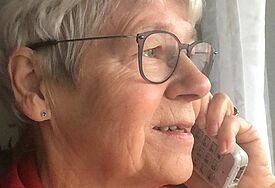 Ehrenamtliche Erika Ruminki am Telefon