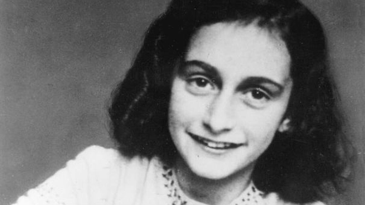 Anne Frank ( Portrait um 1940). Irgendwann im März 1945 starb Anne Frank im Konzentrationslager Bergen-Belsen an Typhus, nur wenige Wochen, bevor das Lager am 15. April befreit wurde - Anne wurde 15 Jahre alt