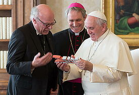 Bischof Gerhard Ulrich (links) war 2014 zu Gast bei Papst Franziskus, und überreichte ihm damals als Gastgeschenk eine kleine Statue mit dem Logo "2017 gemeinsam unterwegs"
