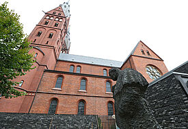 Blick auf den Hamburger Mariendom mit einem lebensgroßen Bronze-Denkmal für Papst Johannes Paul II., davon dem Künstlers Jozek Nowak 2007 geschaffen worden war. 