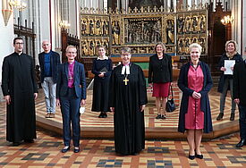 Beim Gottesdienst: Propst Dr. Georg Bergner, Kirchenmusikdirektor Jan Ernst, Bischöfin Dr. Dagmar Winter Ulrike Wittig, Landesbischöfin Kristina Kühnbaum-Schmidt, Christine Kellermann, Ministerpräsidentin Manuela Schwesig, Karin Erichsen und Klaus Silber (v.l.n.r.) 