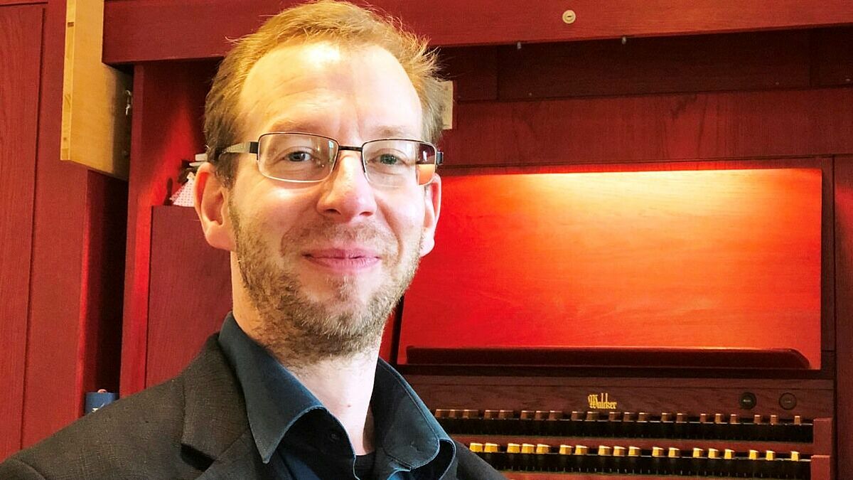 Orgelbauer und Kirchenmusiker Sven Fanick in der Lutherkirche in Lübeck.