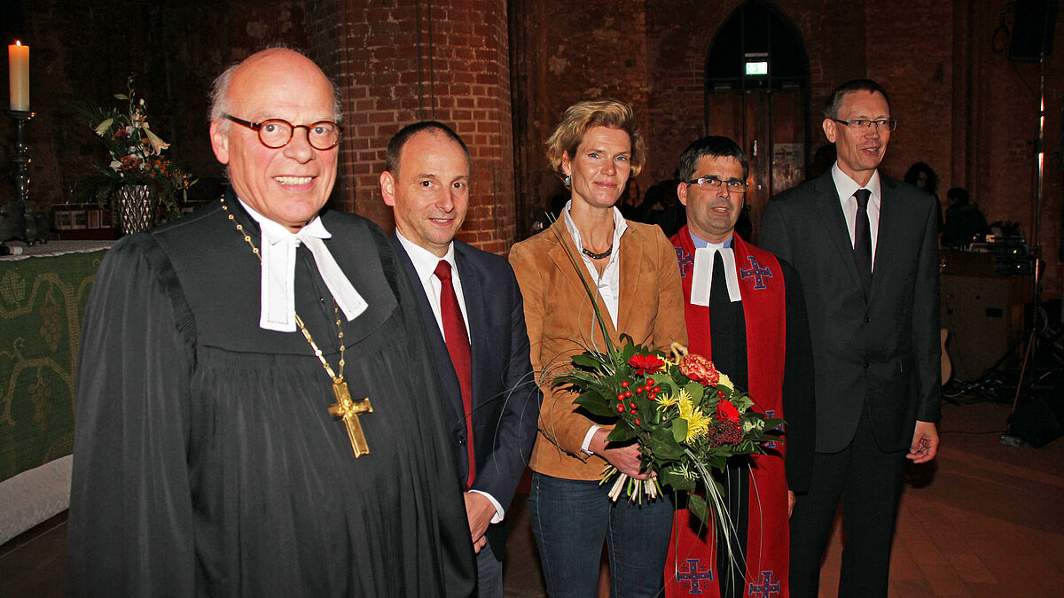 Landesbischof Gerhard Ulrich führt den Vorstand der Schulstiftung ein: OKR Olaf Johannes Mirgeler, Dr. Martina Reemtsma, Pastor Kai Gusek und Wolfgang von Rechenberg (v.l.n.r.)