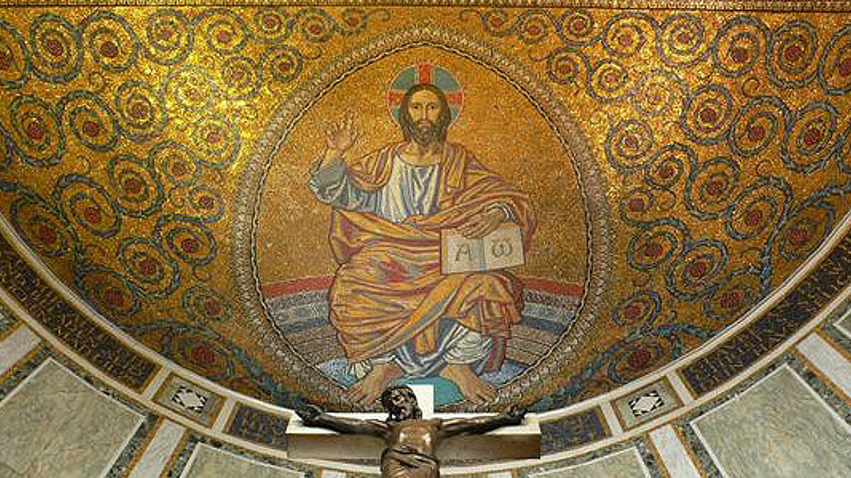 Die Apsis der Christuskirche in Rom schmückt eine farbenprächtige Christusikone