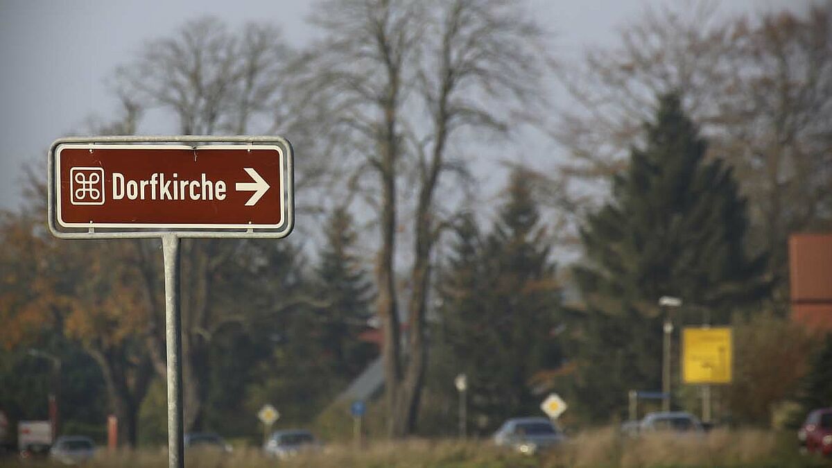 Wegweiser zu einer Dorfkirche in Mecklenburg-Vorpommern