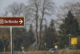 Wegweiser zu einer Dorfkirche in Mecklenburg-Vorpommern