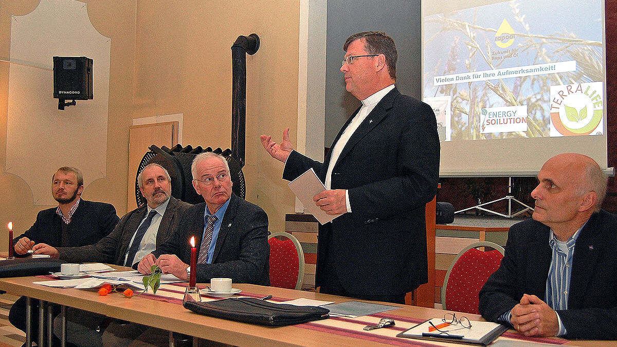 Ulrich Ketelhodt, Landwirtschaftsexperte der Nordkirche (v.r.), Bischof Dr. Hans-Jürgen Abromeit, Rainer Tietböhl und Dr. Martin Piehl vom Bauernverband sowie Referent Andreas Krallinger beleuchteten das Thema Boden 