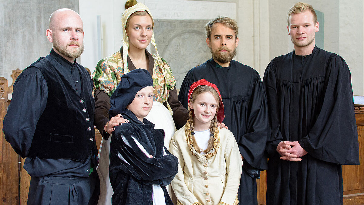 das ganze Ensemble ist mit viel Freude dabei- Benjamin Jansen (2.v.r.) spielt den jungen Luther