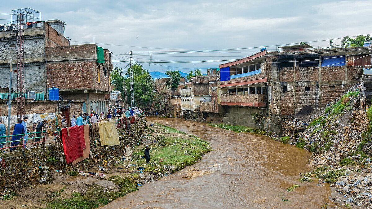 Pakistan leidet in diesem Jahr unter ungewöhnlich starkem Monsunregen. Das Wasser zerstörte vielerorts Häuser und Straßen, Menschen kamen ums Leben.