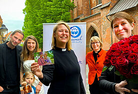 Das Team segensreich unterwegs mit Brautpaar, Blumenkind und roten Rosen.