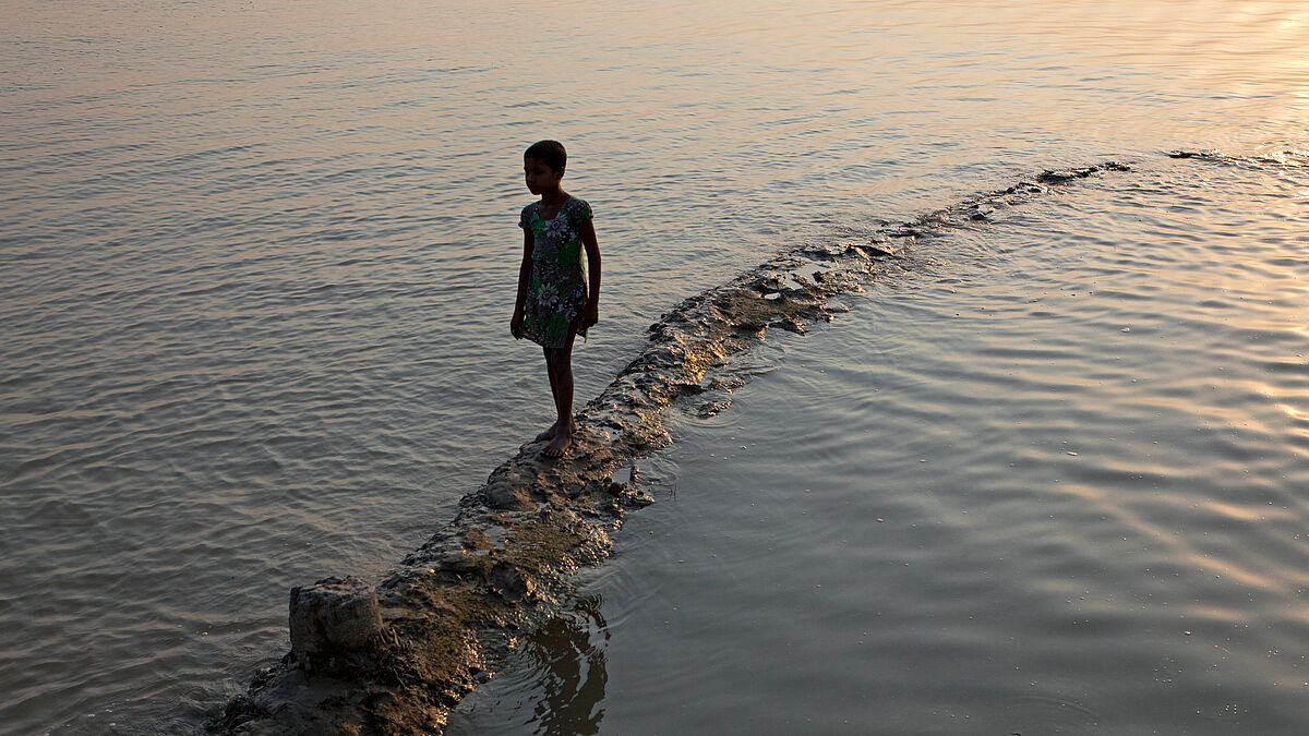 Weite Landstriche des Südens von Bangladesch sind bereits stark vom Ansteigen des Meeresspiegels betroffen. Solange keine Sturmflut kommt hält der Damm. Doch der Klimawandel bedroht viele Lebensräume in Bangladesch.