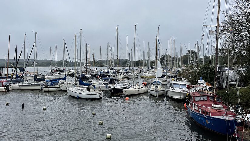 Losgerissene Boote sind  bei der Überschwemmung im Hafenbecken zusammengetrieben
