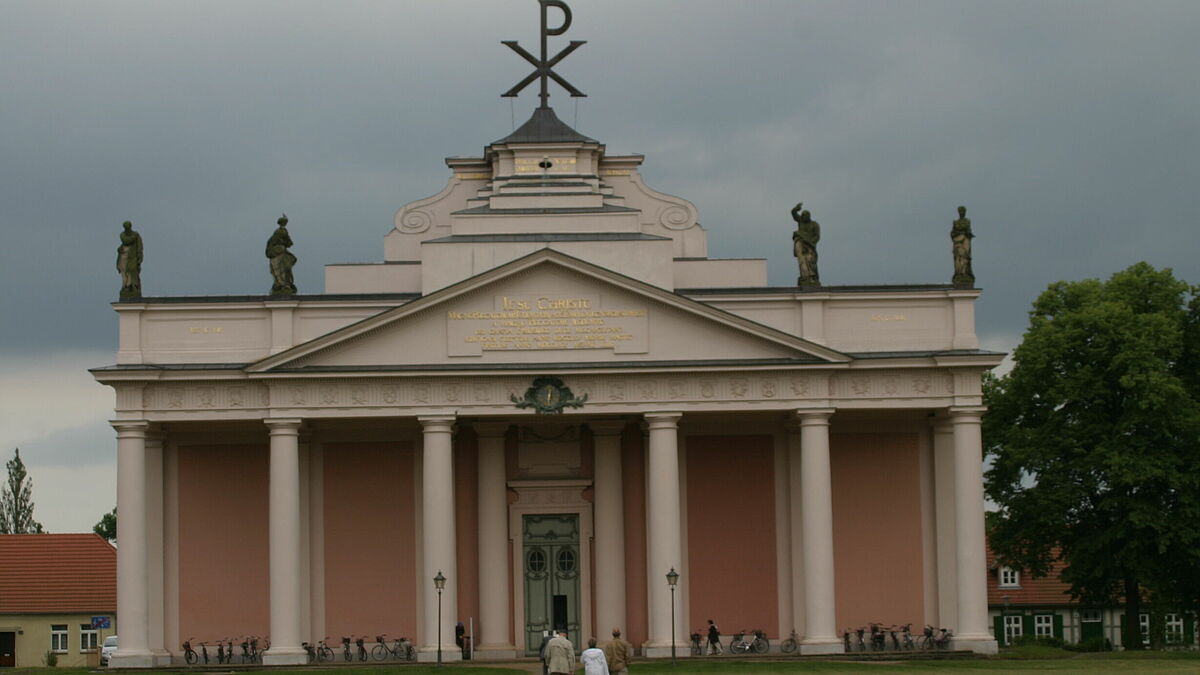 In der Stadtkirche Ludwigslust wird zum ersten Mal ein Blaulicht-Gottesdienst gefeiert. Los geht er am 26. Juni um 15 Uhr. 