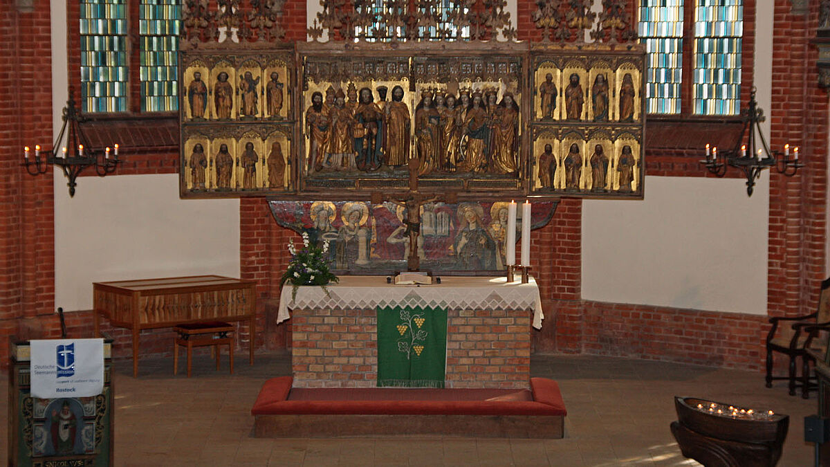 Der Altar in der Kirche zu Warnemünde