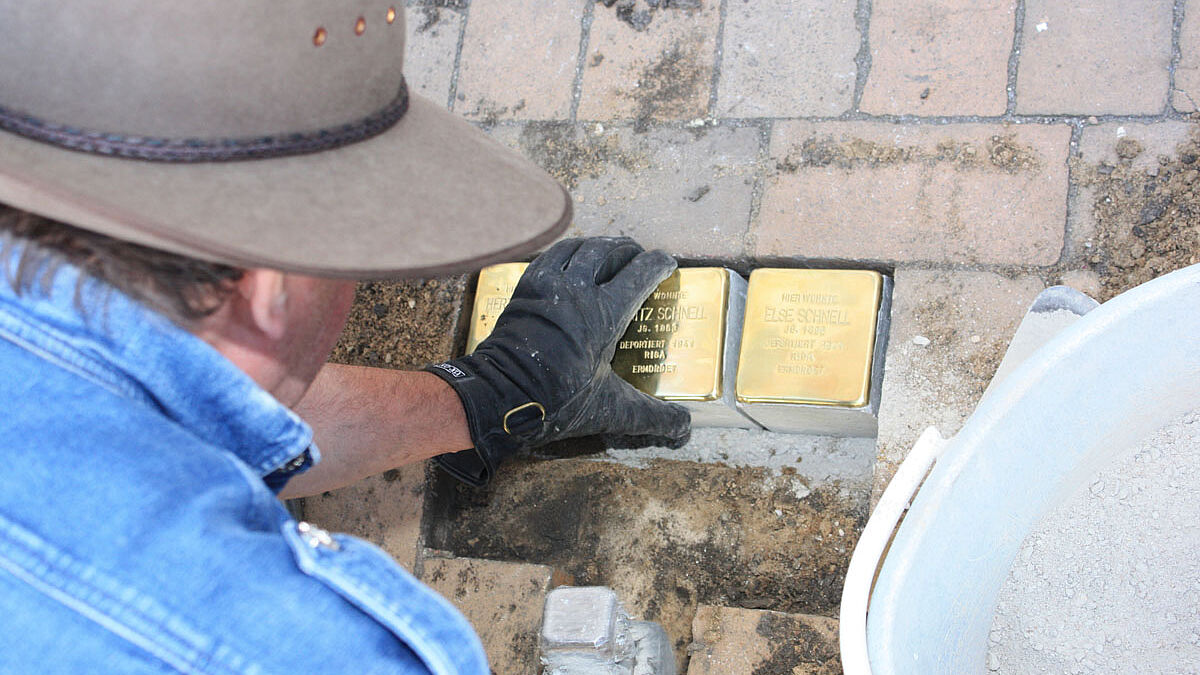 Der Kölner Künstler Gunter Demnig beim verlegen von Stolpersteinen (Archiv).