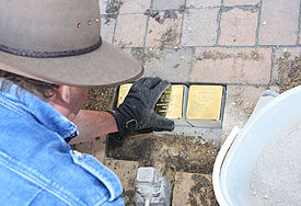 Der Kölner Künstler Gunter Demnig beim verlegen von Stolpersteinen (Archiv).