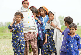 Mädchen in Hamzomahar, Provinz Sindh in Pakistan - nach der Hochwasserkatastrophe 2011
