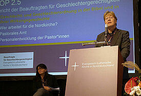 Stephanie Meins und Thomas Schollas, Beauftragte für Geschlechtergerechtigkeit in der Nordkirche, stellten den Bericht ihrer Arbeitsstelle vor 