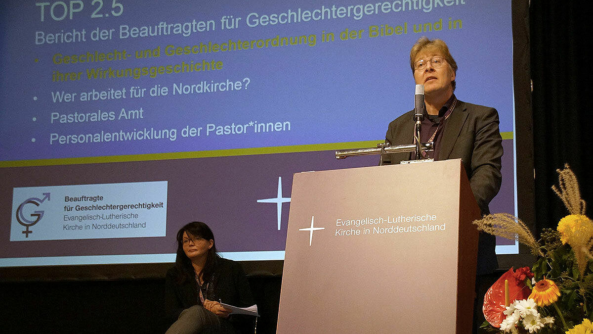 Stephanie Meins und Thomas Schollas, Beauftragte für Geschlechtergerechtigkeit in der Nordkirche, stellten den Bericht ihrer Arbeitsstelle vor 