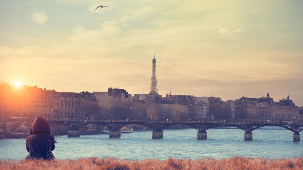 Blick auf Paris vom Ufer der Seine