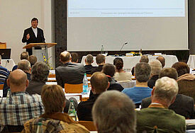 Bischof Abromeit während seines Vortrags "Pommersche Potentiale: Über Ortsgemeinden im Pommerschen Evangelischen Kirchenkreis" vor der Kirchenkreissynode in Züssow