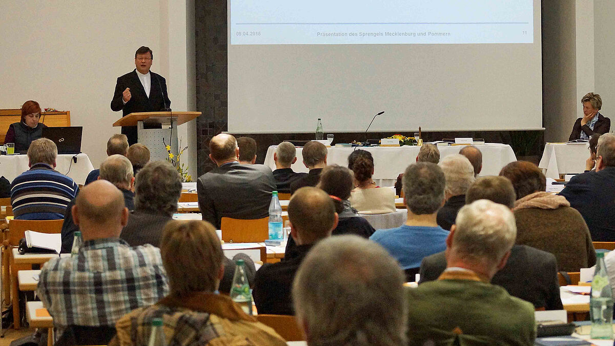 Bischof Abromeit während seines Vortrags "Pommersche Potentiale: Über Ortsgemeinden im Pommerschen Evangelischen Kirchenkreis" vor der Kirchenkreissynode in Züssow