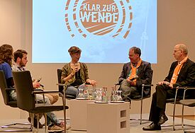 Diskussion zum Klimaschutz ganz konkret mit (v.r.) Bischof Magaard, Präses Tietze, Moderatorin Hannah Bahr, Moritz Dietzsch und Lisa Triebel
