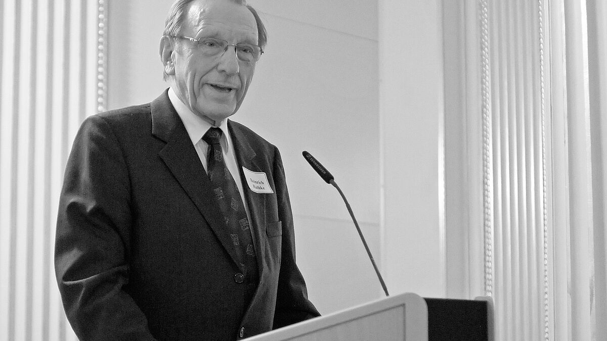 Altbischof Heinrich Rathke hält eine Rede zu seinem 85. Geburtstag