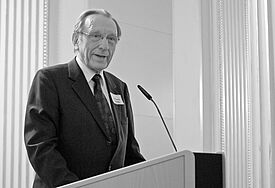 Altbischof Heinrich Rathke hält eine Rede zu seinem 85. Geburtstag