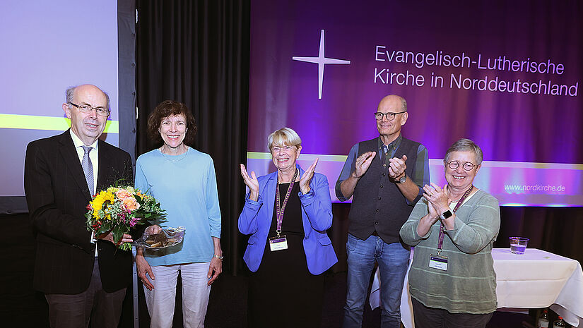 Applaus und Blumen für Bischof Gothart Magaard auf der Landessynode September 2023