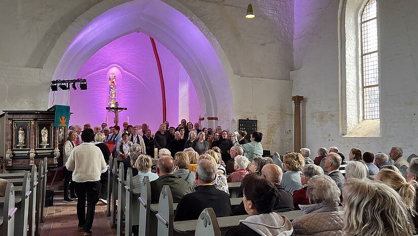 Beginn von Dorfkirche Mon Amour in Kirch Mummendorf mit einem Chorkonzert mit Chören aus Börzow, Schönberg und dem Chor des Freundeskreises der Lübseer Kirche
