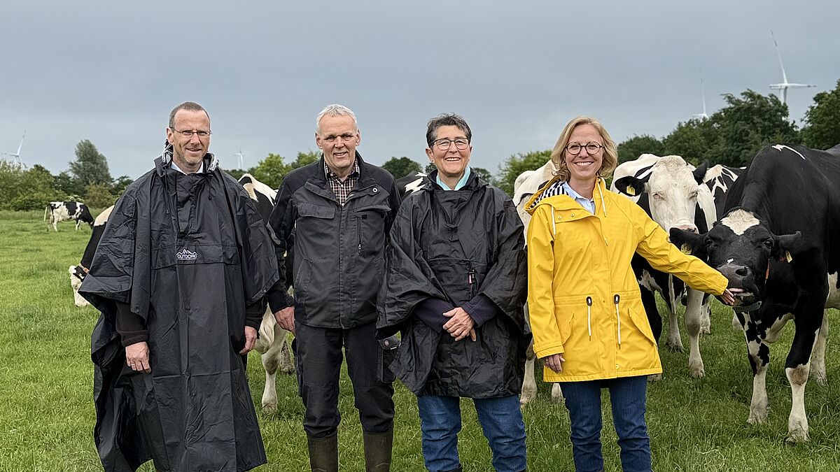 Bischöfin Nora Steen (ganz rechts) auf der Weide mit Referent Dr. Jan Menkhaus (ganz links) sowie Gerd-Matthias Albertsen und Kirsten Wosnitza. Bischöfin Nora Steen (ganz rechts) auf der Weide mit Referent Dr. Jan Menkhaus (ganz links) sowie Gerd-Matthias Albertsen und Kirsten Wosnitza.