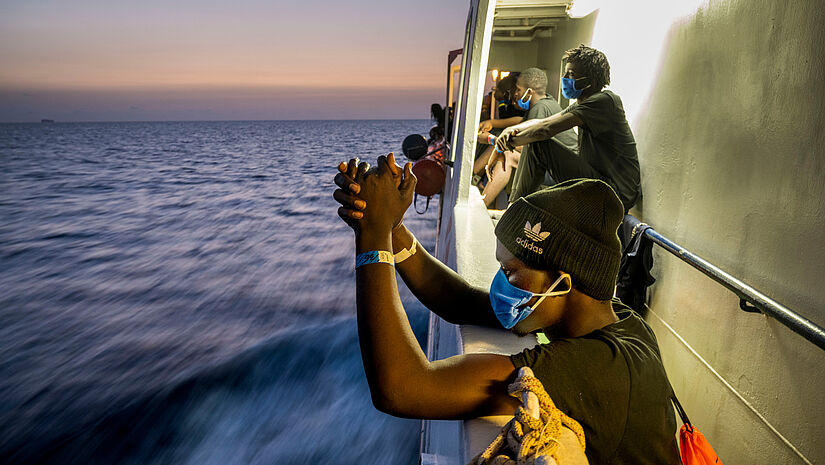 Migranten an Bord des zivilen Seenotrettungsschiffs "Sea-Watch 4" im August 2020.