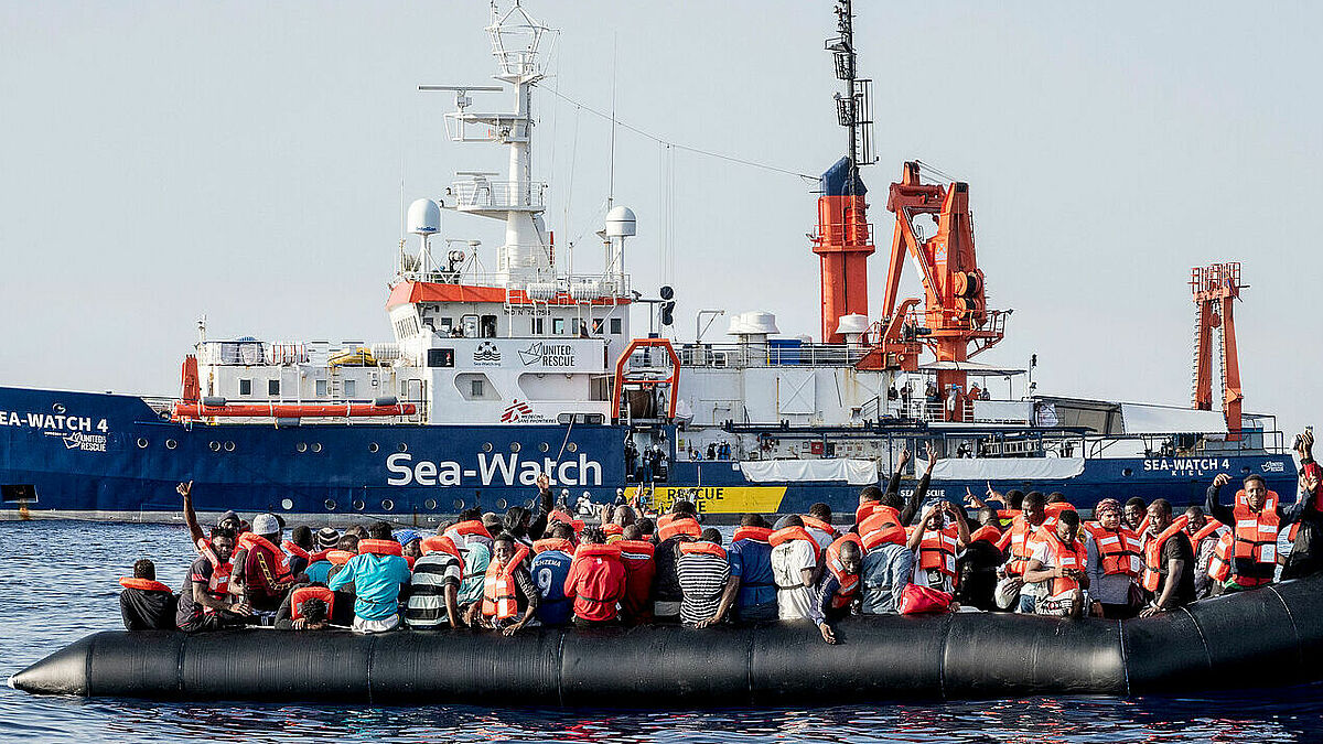 Das deutsche Rettungsschiff "Sea-Watch 4" hat am Sonntag (23.08.2020) vor der libyschen Kueste 97 Menschen aus Seenot gerettet.