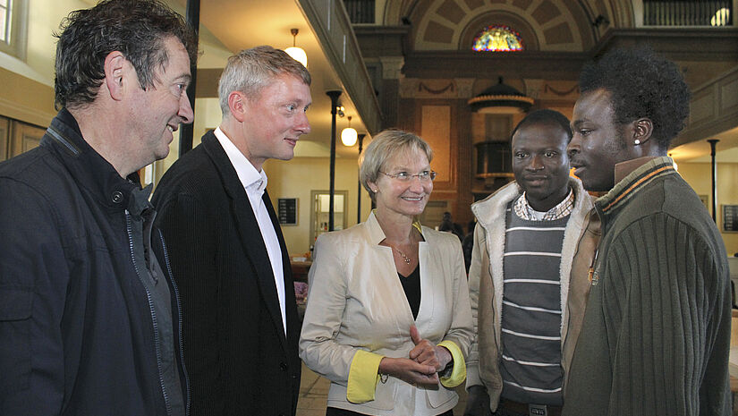 Die Hamburger Bischöfin Kirsten Fehrs (M.) besuchte im Juni 2013 die afrikanischen Flüchtlinge in der Hamburger St. Pauli Kirche. (Foto li.: Pastor Martin Paulekun, 2.v.li. Pastor Sieghard Wilm). 