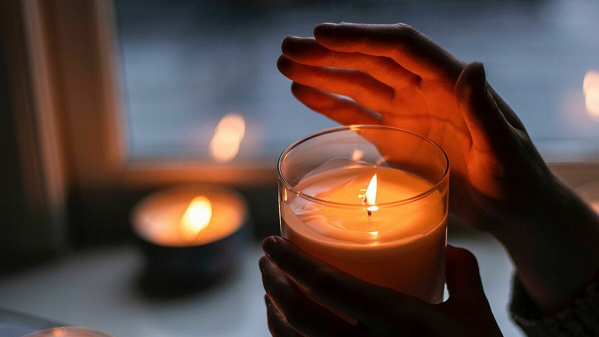 Unter dem Motto "Worldwide Candle Lighting" sind alle Menschen auf der Welt eingeladen, am zweiten Sonntag im Dezember eine Kerze zum Gedenken an die verstorbenen Kinder anzuzünden und ins Fenster zu stellen.