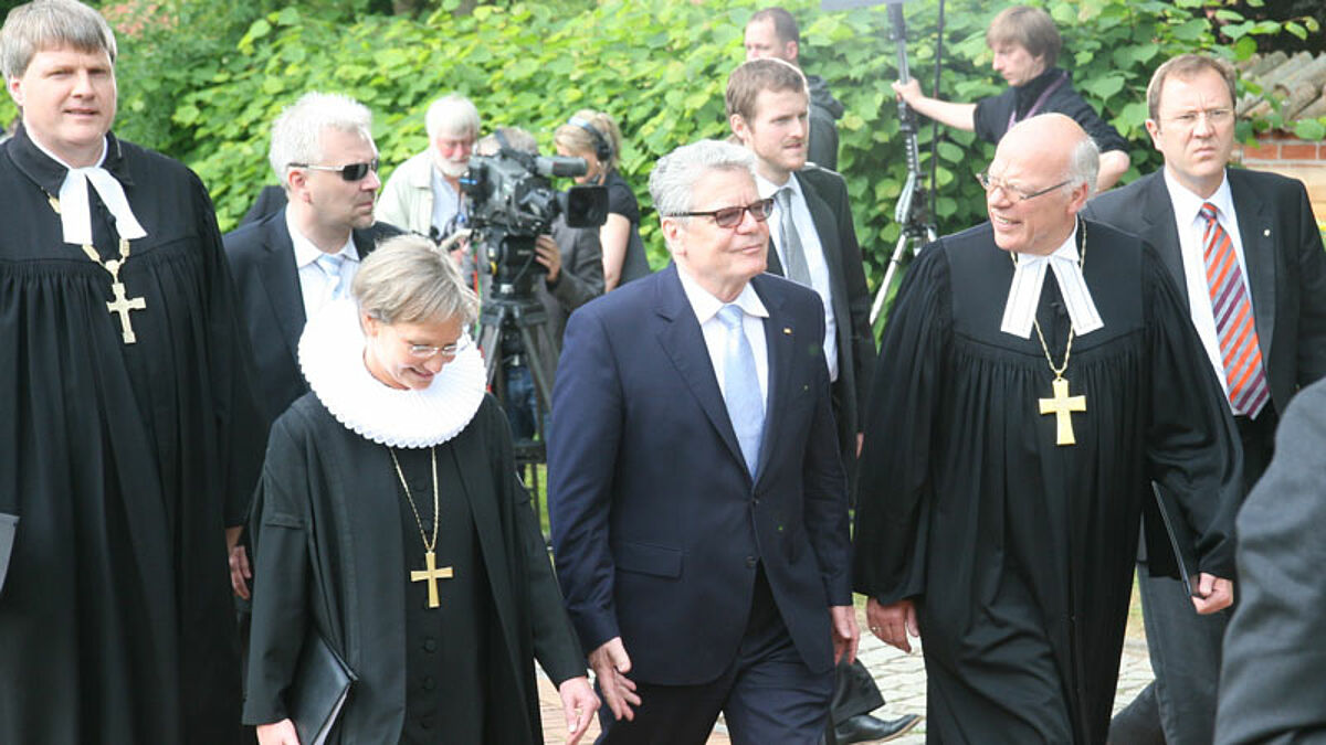 Auf dem Weg zum Gottesdienst: Bundespräsident Joachim Gauck (Mitte) mit Bischöfin und Bischöfen der Nordkirche