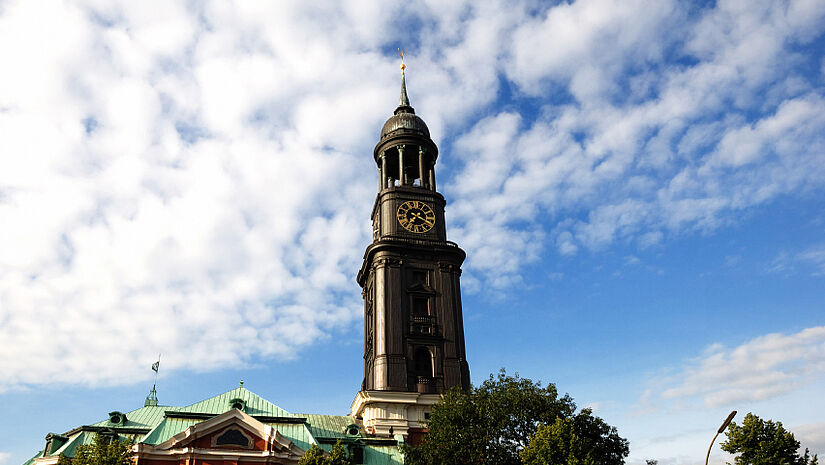 Michel i Stock marc fischer Quer Die St. Michaeliskirche ("Michel") ist ein über die Stadtgrenzen hinaus bekanntes Wahrzeichen Hamburgs.