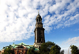 Die St. Michaeliskirche ("Michel") ist ein über die Stadtgrenzen hinaus bekanntes Wahrzeichen Hamburgs.