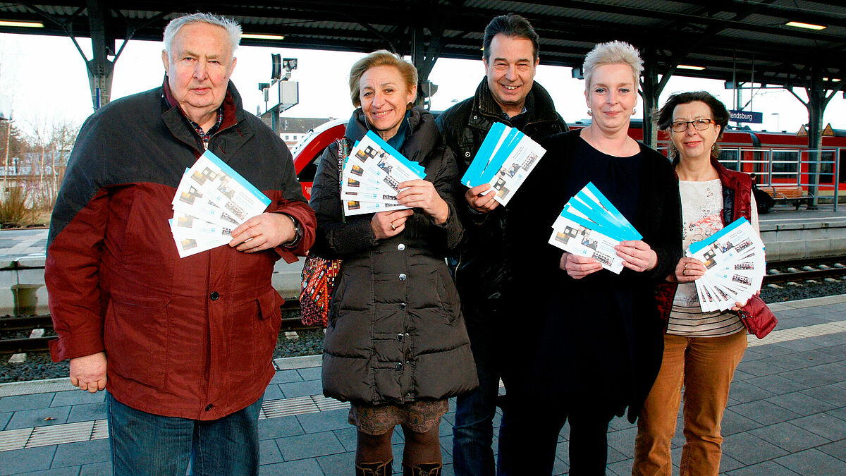 Auf der Suche nach Ehrenamtlichen für die Bahnhofsmission: Hans-Peter Robin (Förderverein Bahnhofsmission Rendsburg), Gabriele Schuchardt (VHS Rendsburg), Ulrich Kaminski, Aenne Thode (beide Diakonie des Kirchenkreises Rendsburg-Eckernförde) und Ilona Bötel (ehrenamtliche Teamleiterin der Bahnhofsmission Rendsburg).