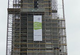 Das Banner am Domturm verweist auf das #hoffnungsläuten der Nordkirche. Foto: Nordkirche