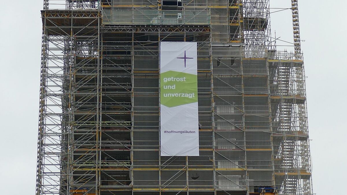 Getrost und unverzagt - ein Banner als Zeichen der Hoffnung hängt jetzt am Baugerüst des Schleswiger Doms.