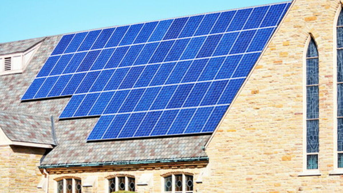 Solaranlage auf dem Kirchendach: Mit diesen und anderen Mitteln möchte die Nordkirche das Klima schützen (Symbolfoto)