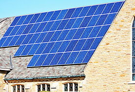Solaranlage auf dem Kirchendach: Mit diesen und anderen Mitteln möchte die Nordkirche das Klima schützen (Symbolfoto)