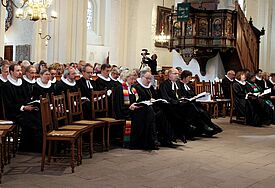 Einführung des Deutsch-Dänischen Gesangbuchs in der St. Marienkirche in Flensburg mit drei bischöflichen Personen und vielen deutschen und dänischen Geistlichen
