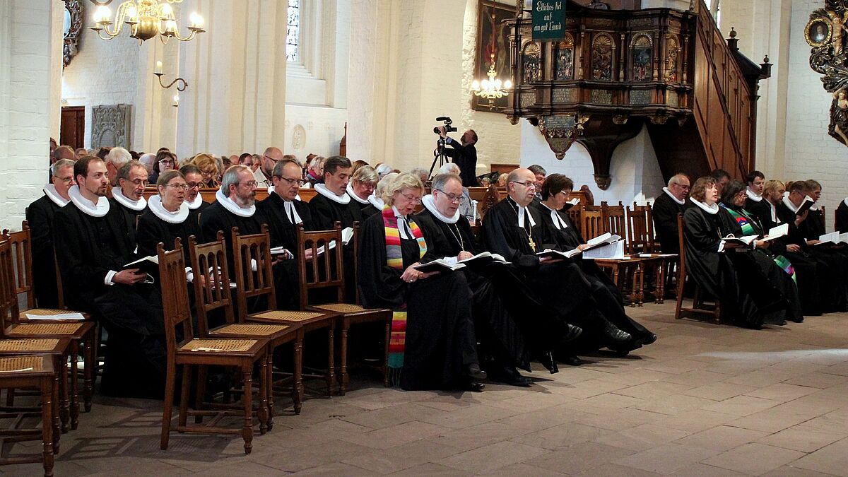 Einführung des Deutsch-Dänischen Gesangbuchs in der St. Marienkirche in Flensburg mit drei bischöflichen Personen und vielen deutschen und dänischen Geistlichen