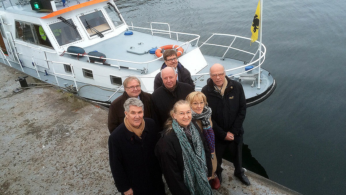 Vor der Diskussion in der IHK Rostock ging es auf Barkassenfahrt: Rörd Braren (v.l.), Klaus Schroeter, Heike Proske, Eckhardt Rehberg, David Pilgrim, Gudrun Nolte-Wacker und Landesbischof Gerhard Ulrich